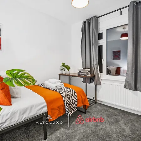 Timber House Spacious & Modern 6br House By Altoluxo Short Lets & Serviced With Free Wifi & Parking דירה *