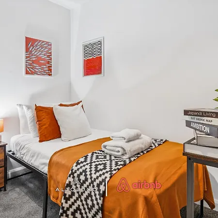Timber House Spacious & Modern 6br House By Altoluxo Short Lets & Serviced With Free Wifi & Parking דירה