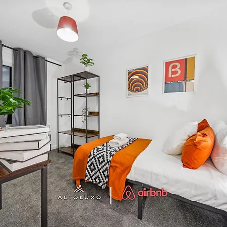 Timber House Spacious & Modern 6br House By Altoluxo Short Lets & Serviced With Free Wifi & Parking דירה