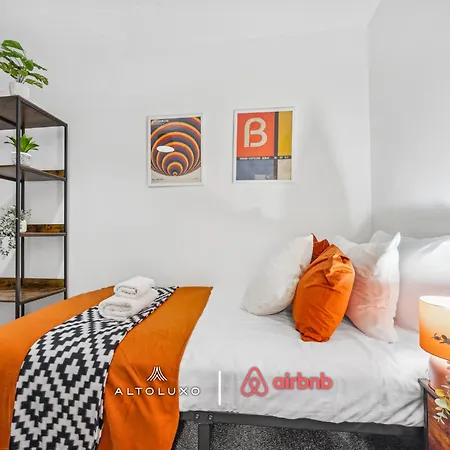 Timber House Spacious & Modern 6br House By Altoluxo Short Lets & Serviced With Free Wifi & Parking דירה *