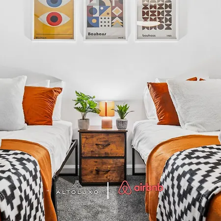 Apartment Timber House Spacious & Modern 6br House By Altoluxo Short Lets & Serviced With Free Wifi & Parking *