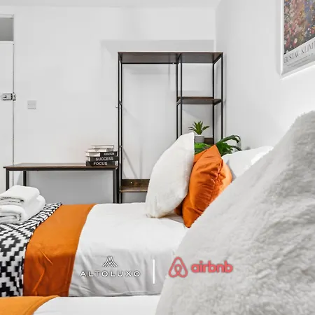 Timber House Spacious & Modern 6br House By Altoluxo Short Lets & Serviced With Free Wifi & Parking *