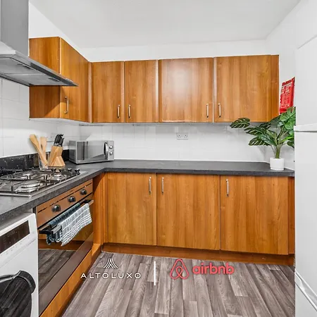 Timber House Spacious & Modern 6br House By Altoluxo Short Lets & Serviced With Free Wifi & Parking