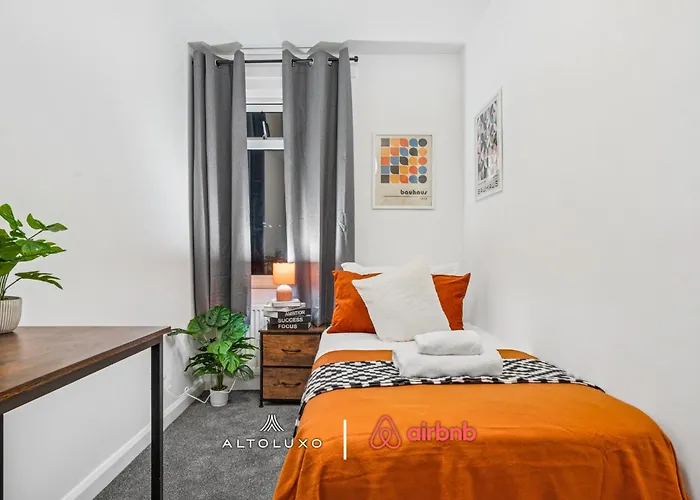 Apartment Timber House Spacious & Modern 6br House By Altoluxo Short Lets & Serviced With Free Wifi & Parking *