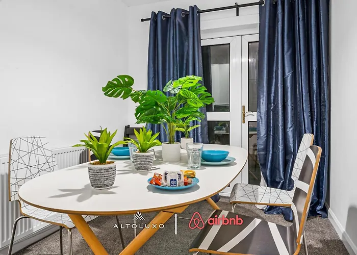 Timber House Spacious & Modern 6br House By Altoluxo Short Lets & Serviced With Free Wifi & Parking