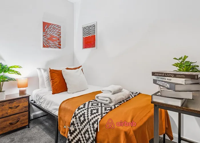 Timber House Spacious & Modern 6br House By Altoluxo Short Lets & Serviced With Free Wifi & Parking דירה