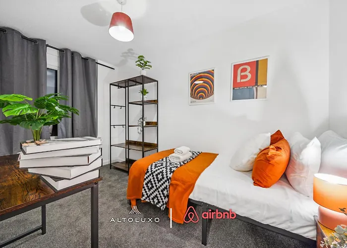 Timber House Spacious & Modern 6br House By Altoluxo Short Lets & Serviced With Free Wifi & Parking דירה