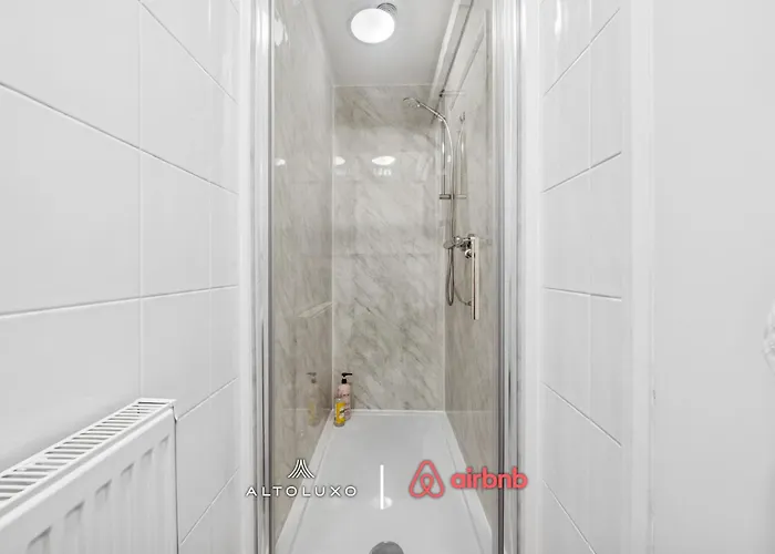 Apartment Timber House Spacious & Modern 6br House By Altoluxo Short Lets & Serviced With Free Wifi & Parking