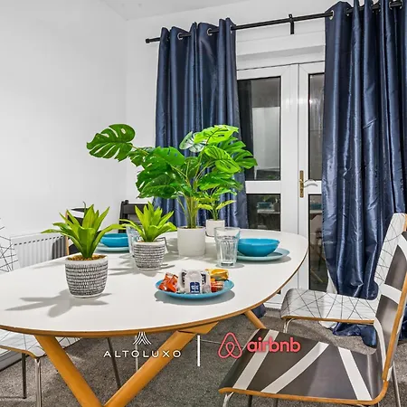 Timber House Spacious & Modern 6br House By Altoluxo Short Lets & Serviced With Free Wifi & Parking