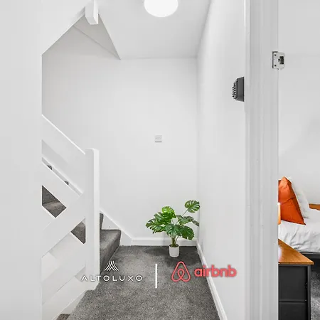 Timber House Spacious & Modern 6br House By Altoluxo Short Lets & Serviced With Free Wifi & Parking Apartment *