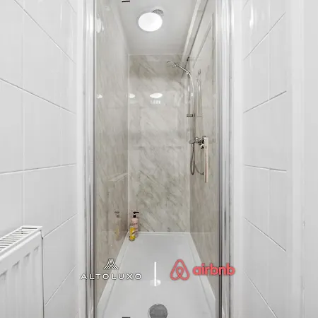 Apartment Timber House Spacious & Modern 6br House By Altoluxo Short Lets & Serviced With Free Wifi & Parking