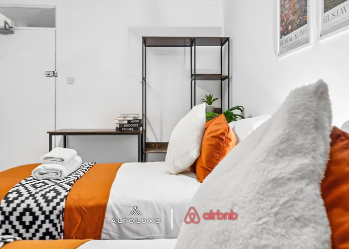 Timber House Spacious & Modern 6br House By Altoluxo Short Lets & Serviced With Free Wifi & Parking *