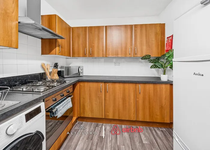 Timber House Spacious & Modern 6br House By Altoluxo Short Lets & Serviced With Free Wifi & Parking